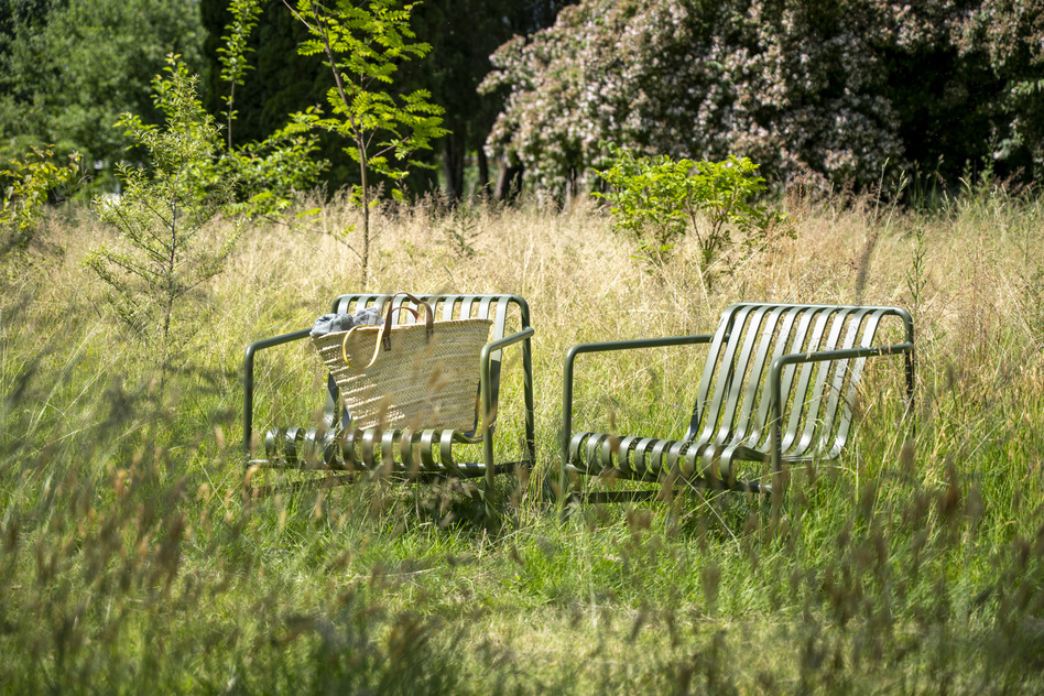 Zwei Gartenstühle auf einer Wiese im Park des Seegut Zeppelin