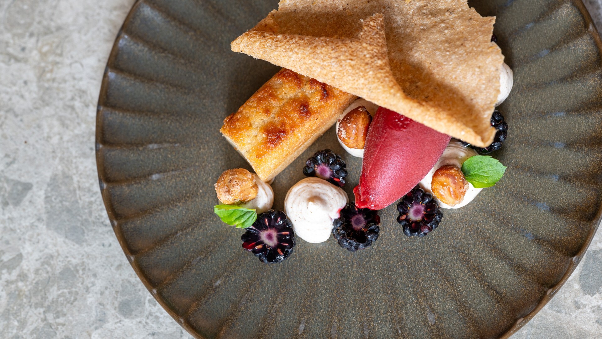 Angerichtetes Dessert im Restaurant Pinus des Seegut Zeppelin mit knuspriger Waffel, Sorbet und Beeren