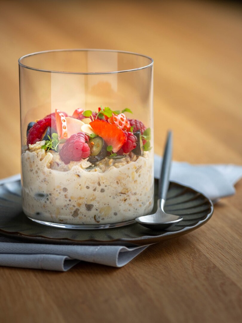 Bircher-Müsli im Glas mit frischen Beeren beim Tagungsfrühstück im Seegut Zeppelin