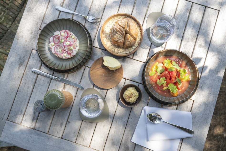 Summery table setting with dishes at Restaurant Pinus