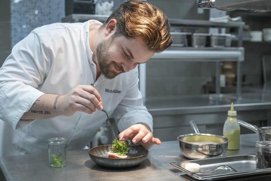 Chef plating a dish at Restaurant Pinus