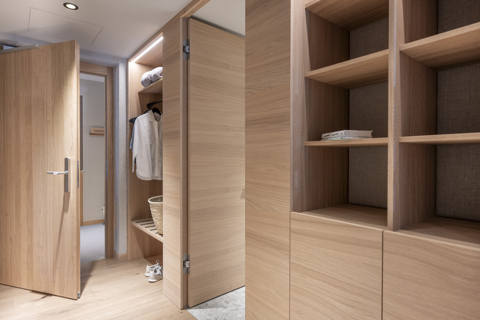 Garderobe mit Eichenholz im Gartenzimmer des Seegut Zeppelin