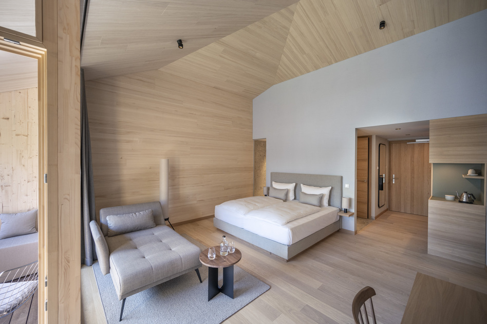 Doppelbett und Sofa im Parkzimmer Ausblick, Seegut Zeppelin