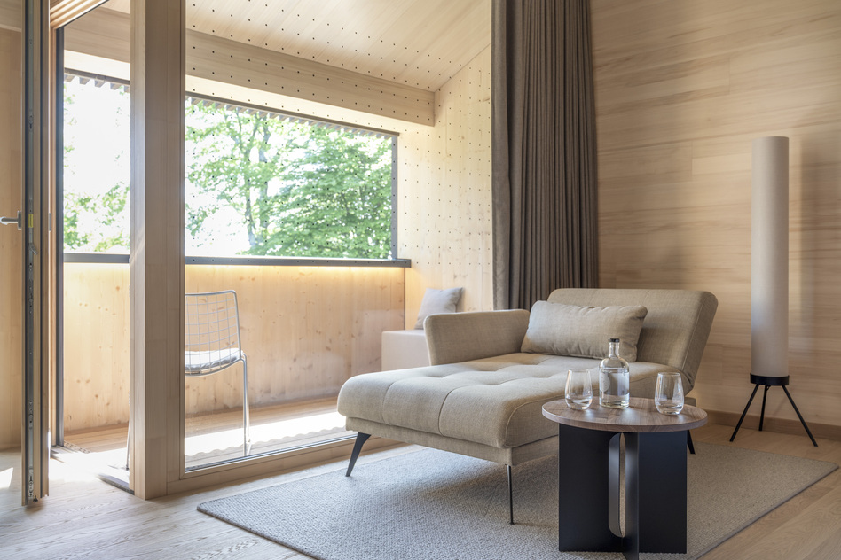 Parkzimmer Weitblick mit Sofa und Balkon im Seegut Zeppelin