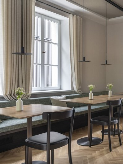 Separee mit langer Tafel und Blick zum Bodensee in der Villa Gminder