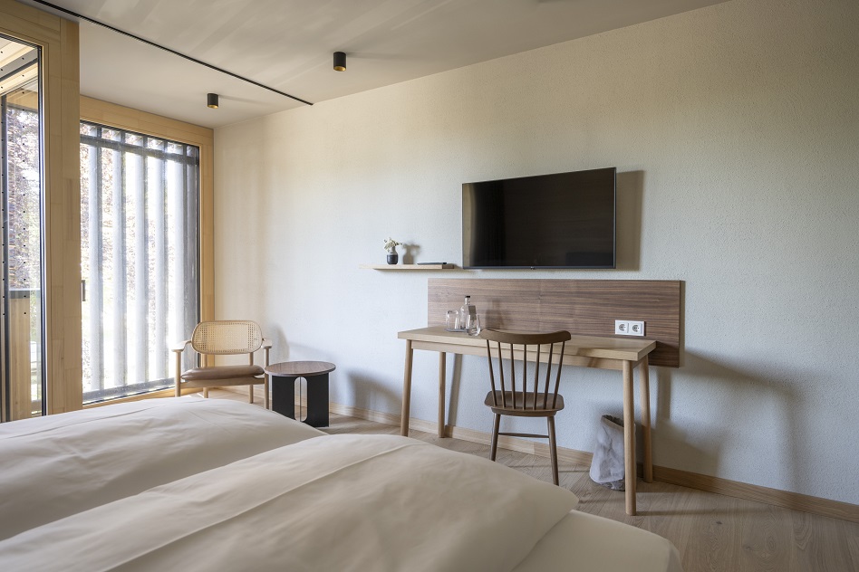 Hofzimmer Weitblick im Seegut Zeppelin – Schlafbereich mit Seeblick