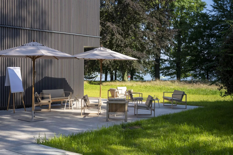 Terrase mit Wiesen und Stühlen Hotel Seegut Zeppelin Terrace with lawn and chairs